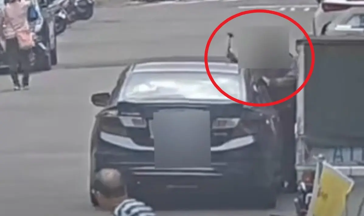 ▲劉男違停導致住戶進出不便，仲姓住戶見狀遂持榔頭砸毀汽車擋風玻璃。（圖／翻攝畫面）