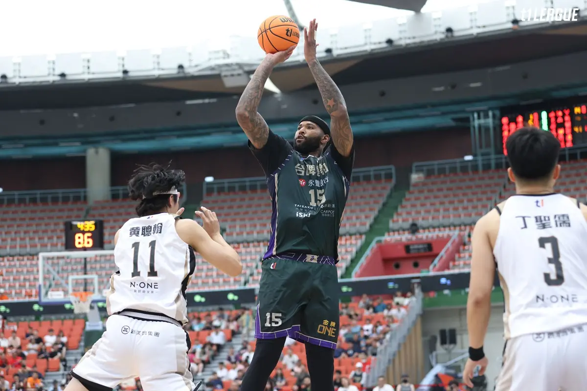 ▲「表弟」卡森斯（DeMarcus Cousins）此役攻下21分20籃板「雙20」的數據，但效率不佳，24投僅5中，導致球隊輸球。（圖／T1提供）