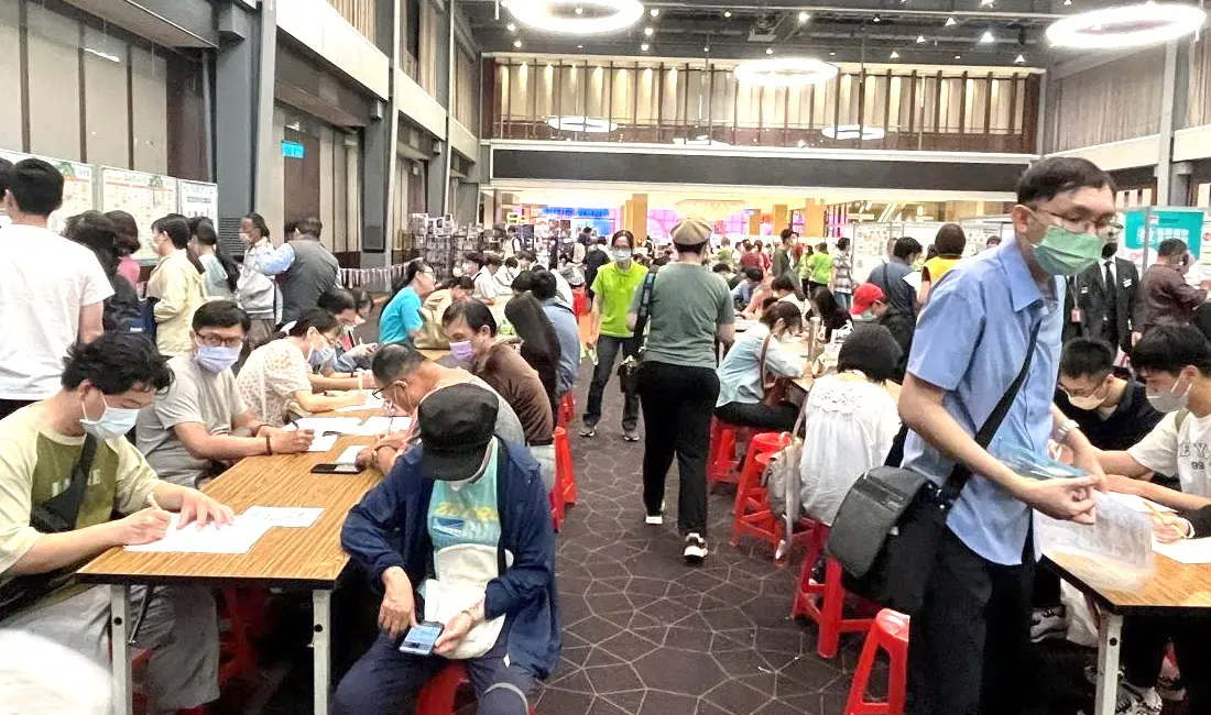 ▲高雄市政府勞工局舉辦現場徵才活動，吸引大批民眾求職。(圖／高雄市勞工局提供)