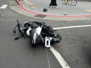 「禮讓救護車」遭撞引網友熱議!警方:違者開罰和吊銷駕照