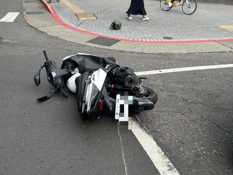 ▲網友上傳因禮讓救護車而遭追撞交通事故影片，引發網友熱議是否要禮讓。（圖／翻攝畫面）