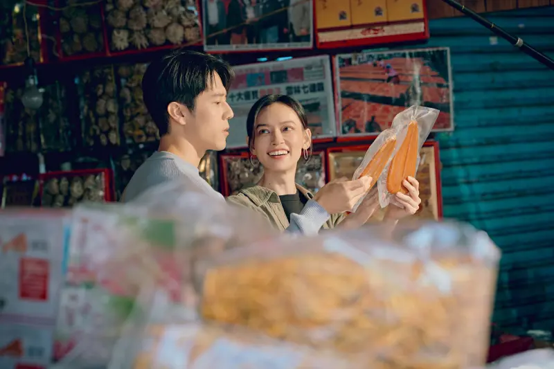 ▲胡宇威與姚以緹一同現身迪化街、南門市場拍攝買菜鏡頭。（圖／公視+）