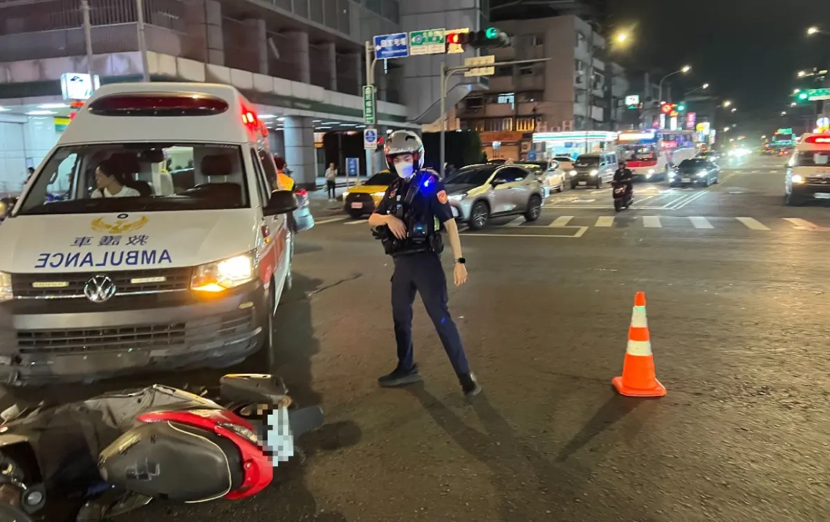 ▲黃姓騎士行經北新路、民權路口時，意外撞上值勤中的救護車，導致全身受有多處擦挫傷。