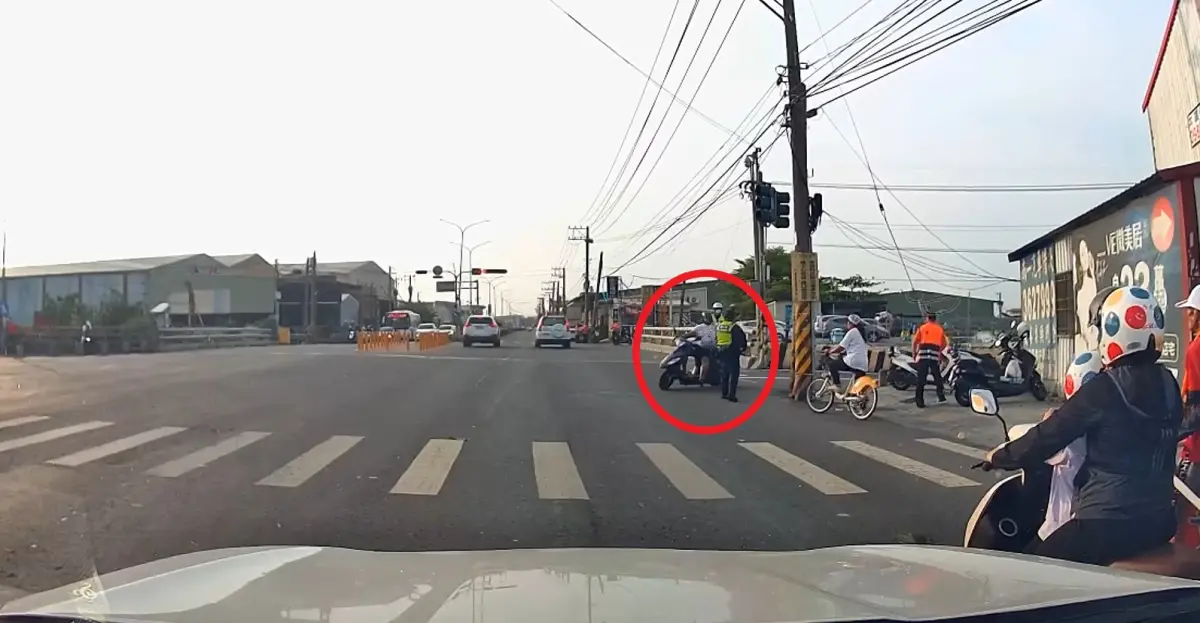 ▲曾姓男子（51歲）疑似不滿交管，竟持石頭攻擊路邊警員。（圖／翻攝畫面）