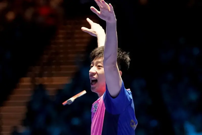 ▲中國名將馬龍拿下生涯第3座世界盃單打冠軍，也是時隔9年再度奪冠，確定捧盃的那一刻，他丟掉球拍、怒吼高呼，相當開心。（圖／取自ITTF IG）