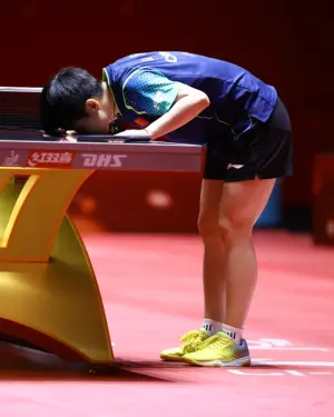 ▲孫穎莎取得世界盃冠軍後，激動親吻球桌。（圖/取自ITTF）