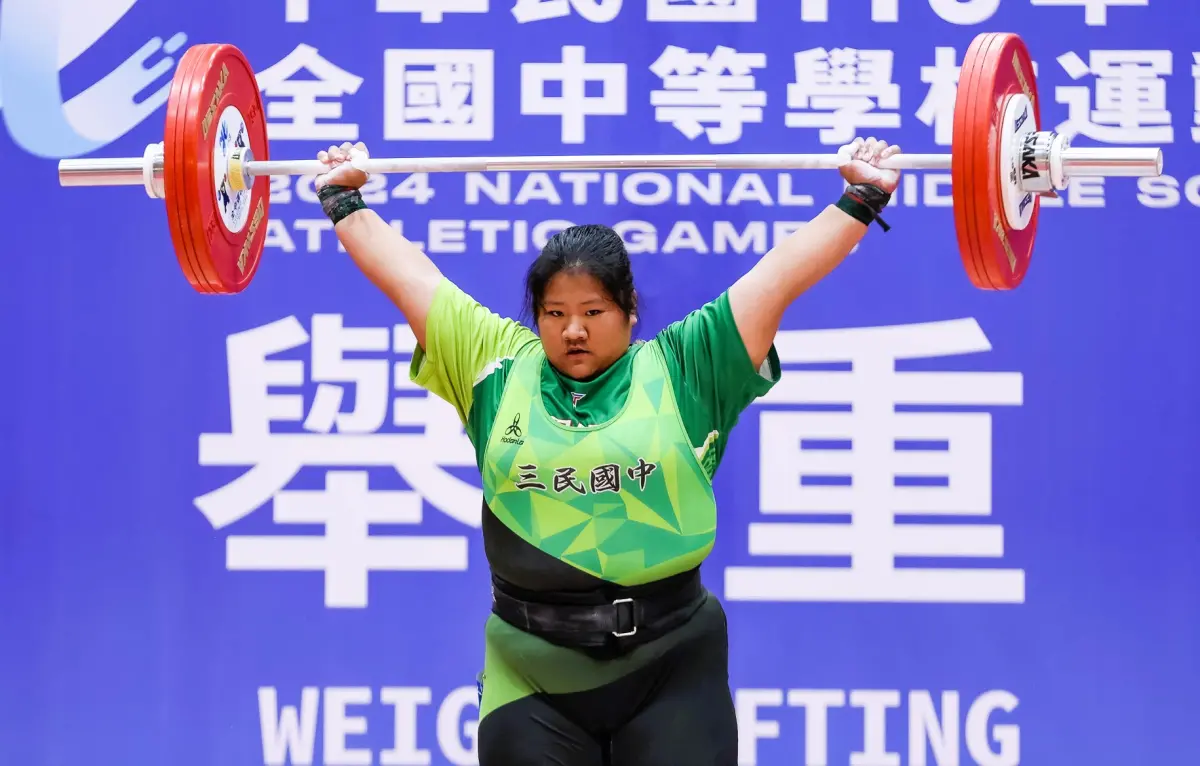 ▲花蓮縣三民國中蘇聖慈在國女81+公斤級摘金，在抓舉、挺舉、總和第三項均破大會紀錄。(圖／臺北市政府教育局提供）