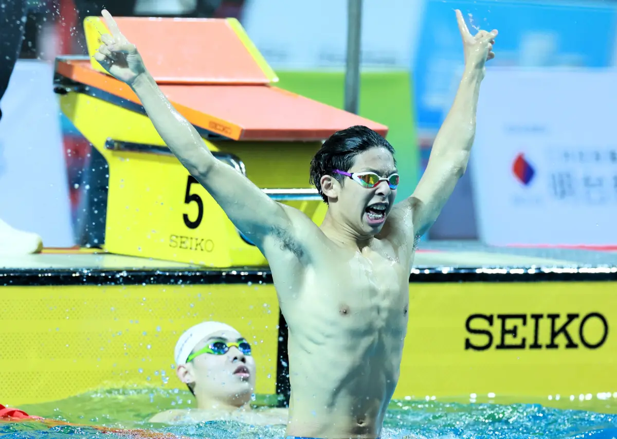 ▲新北市丹鳳高中劉景閎以破大會紀錄贏得高男200公尺蛙式金牌後，振臂歡呼。（圖／全中運大會提供）