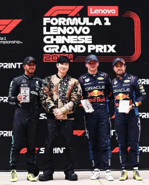 ▲林俊傑（左二）頒獎給F1衝刺賽前三名車手。（圖／林俊傑臉書）