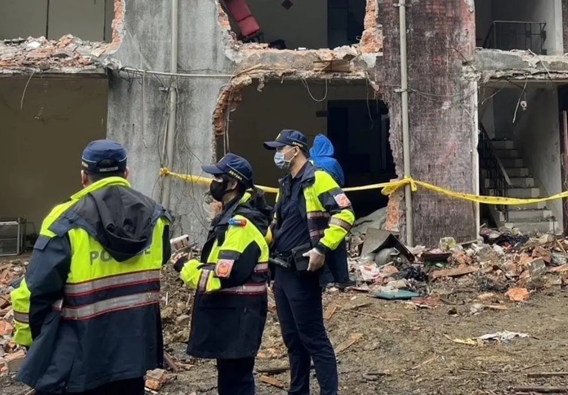 ▲今年3月間，基隆市警察局第三分局碇內派出所獲報，有施工工人拆除東暖新村廢棄員工宿舍時，發現三個米袋裡面裝有白骨。（圖／翻攝畫面）