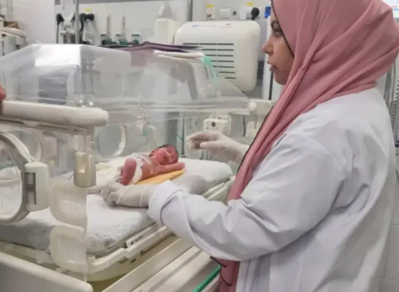 ▲醫護人員從死亡的巴勒斯坦婦女子宮中接生一名女嬰。（圖／翻攝自半島電視台）