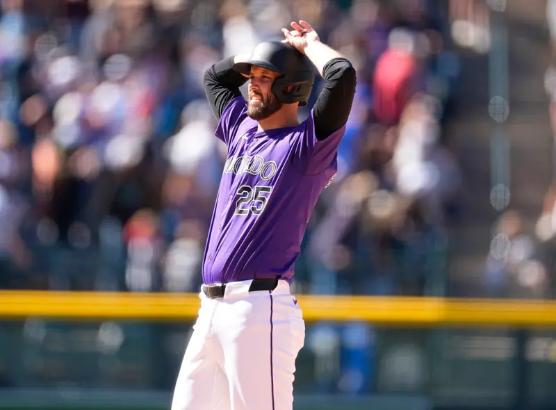 ▲球迷讓洛磯加班打延長！伸手搶接擾亂球員、再見全壘打變出局，苦主是Jacob Stallings。（圖／美聯社／達志影像）