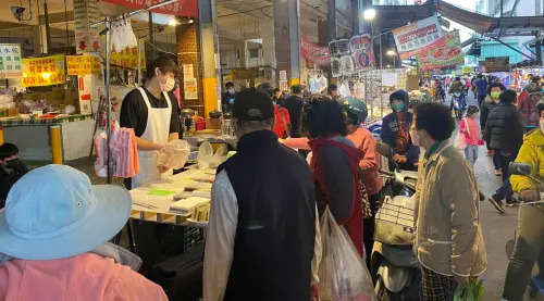 ▲涼糕哥經營理念已經與過去不同,你很難想像有人願意為客人,賣涼糕賣到半夜12點。(圖/游勝綸授權提供) ▲涼糕哥經營理念已經與過去不同,你很難想像有人願意為客人,賣涼糕賣到半夜12點。(圖/游勝綸授權提供)