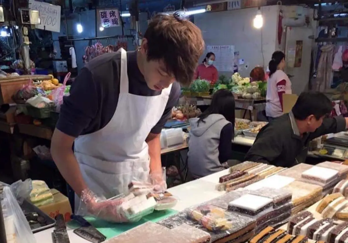 ▲9年前，因為有PTT網友拍下他裸上身賣涼糕的畫面上傳網路，結果讓「涼糕哥（游勝綸）」一夕之間爆紅。（圖/游勝綸授權提供）