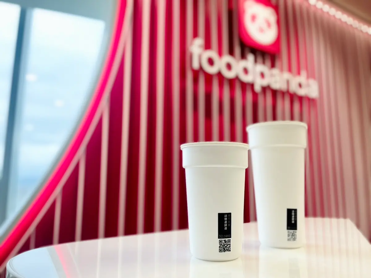 ▲foodpanda推出4月22日限定優惠，消費者訂購循環容器外送店家，及星巴克、大戶屋、大苑子、21Plus等環境友善店家，滿299元並輸入優惠碼「你多慧環保」享7.9折，最高折抵80元。（圖／官方提供）