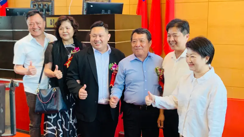▲吳建德（左三）成為台中市最年輕市議員，家人一起到市議會觀禮。（圖／記者顏幸如攝，2024.04.22）