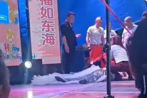 疑「踩到裙襬」當場摔死又一例！中國女歌手登台獻唱異常倒地
