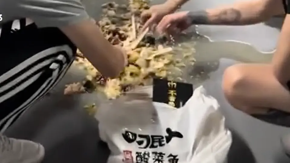 ▲抖音TikTokg上流傳一段外帶刁民酸菜魚，打翻成「在地美食」好友蹲地撿吃的影片，讓老闆黃偉豪忍不住留言「補一鍋全新的免費請客」，至今沒人領取求協尋。（圖／翻攝自TikTok）