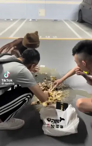 外帶刁民酸菜魚變「在地美食」蹲地吃相太慘 老闆協尋:免費請客 ▲抖音TikTok流傳一群人蹲地吃「在地」刁民酸菜魚的影片,也引起業者注意。(圖/翻攝自TikTok)