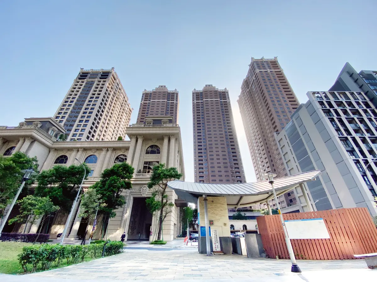 ▲「中悅一品」是桃園指標豪宅，今年1月出現交易，高樓戶加4個車位229.67坪，總價1.2億元。（圖／台灣房屋提供）