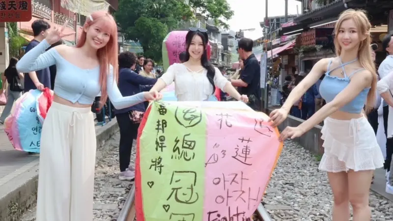 ▲李雅英（中）在啦啦隊女神Jessy（左）、秀秀子（右）的帶領下來到平溪老街放天燈，結果被爆料想要在台灣定居，認為台灣的男生都很友善。（圖／安東尼行銷公司提供）