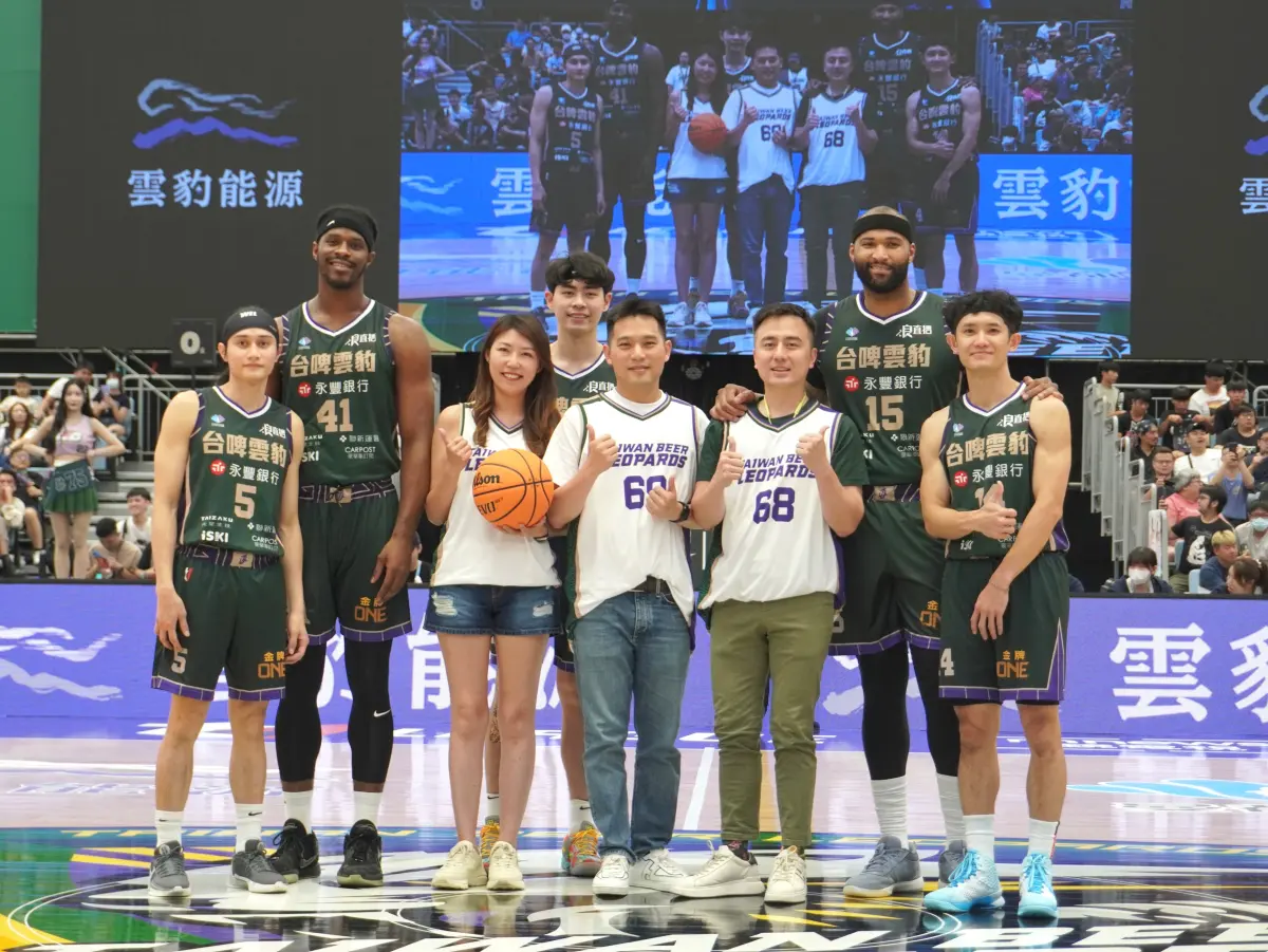 ▲雲豹能源於4月21日在旗下台啤永豐雲豹職籃隊主場賽事舉辦主題日，以「雲豹TEAM減塑」為主題，號召現場五千多名球迷使用環保容器，更結合球隊、啦啦隊電豹女共同響應愛心循環商品義賣。（圖／品牌提供）