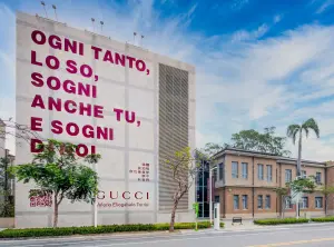 ▲「GUCCI ANCORA時尚藝術展演」在台南展現超過七層樓高的手繪巨型藝術牆。（圖／GUCCI提供）