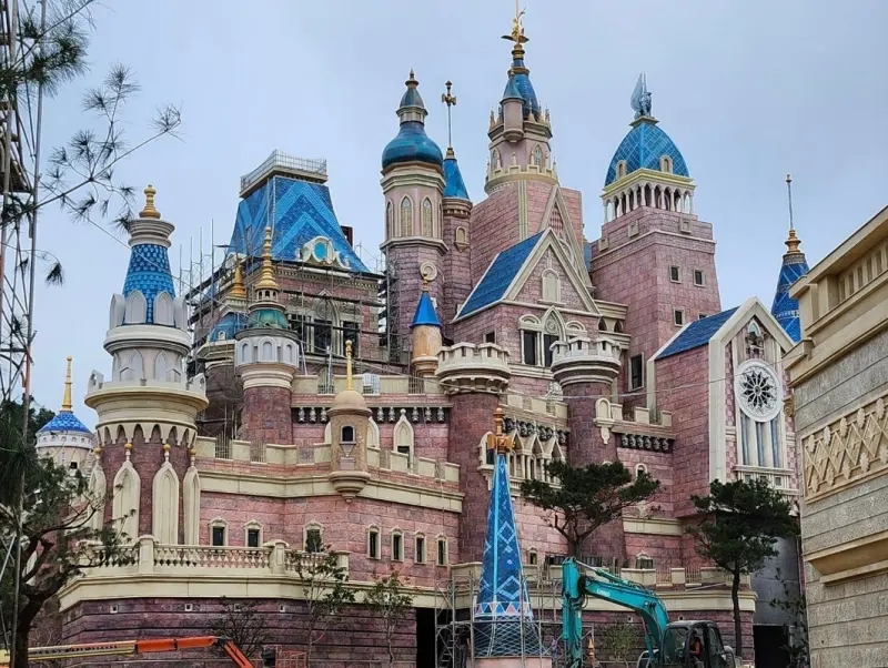 ▲網友近日討論嘉義有「迪士尼城堡」快要蓋好了，好奇這麼浮誇的建築物有何用途。（圖/騎車環島趣）