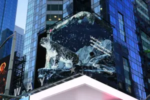 ▲LG為迎接世界地球日，於紐約時代廣場刊出3D數位裝置看板，透過3D效果描繪的雲豹、禿鷹等瀕臨的絕種動物，呼籲大眾重視動物保育的重要性。（圖／品牌提供）