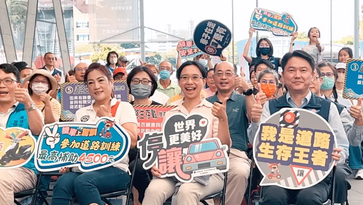 ▲高雄區監理所舉辦道路生存戰2.0桌遊改版發布會，由該所所長李瑞銘(前排右1)主持。(圖／高雄區監理所提供)