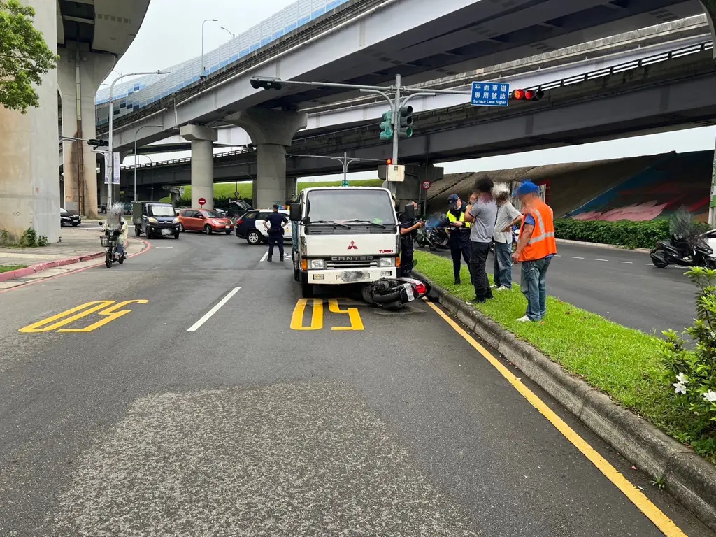 ▲陳姓婦人不明原因切至小貨車前，導致司機煞車不及撞上。（圖／翻攝畫面）