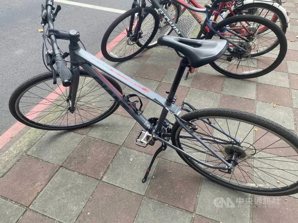 ▲39歲周姓男子利用油壓剪及板手工具於大台北地區隨機竊取數輛高價單車，並於網上低價兜售給不知情民眾。（圖／中央社）