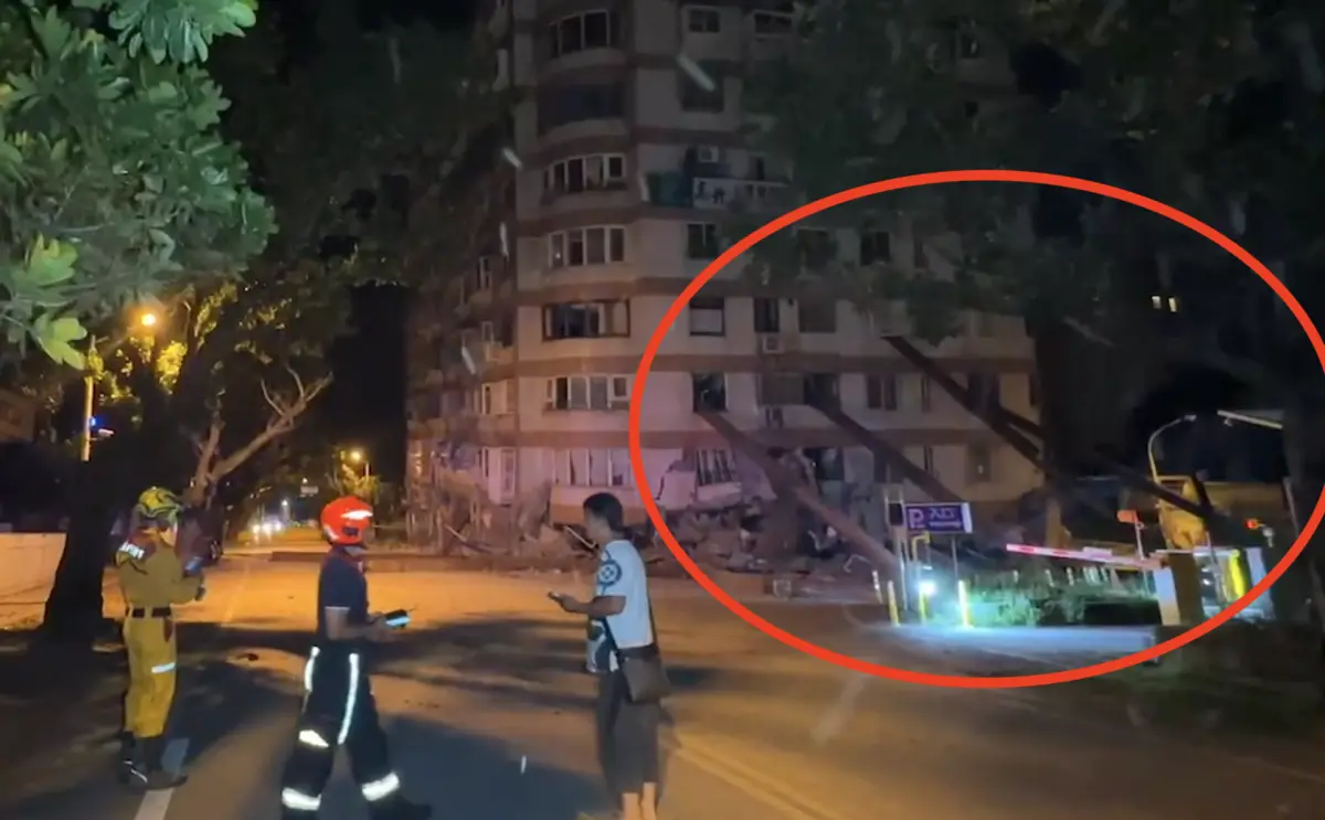 ▲「統帥大樓」出現嚴重傾斜、倒塌，在不斷的地震下直接軟腳，1、2樓已經被壓到地底下，3樓變成1樓，支撐的鋼樑從「5根變成剩4根」還錯位。（圖／讀者提供）