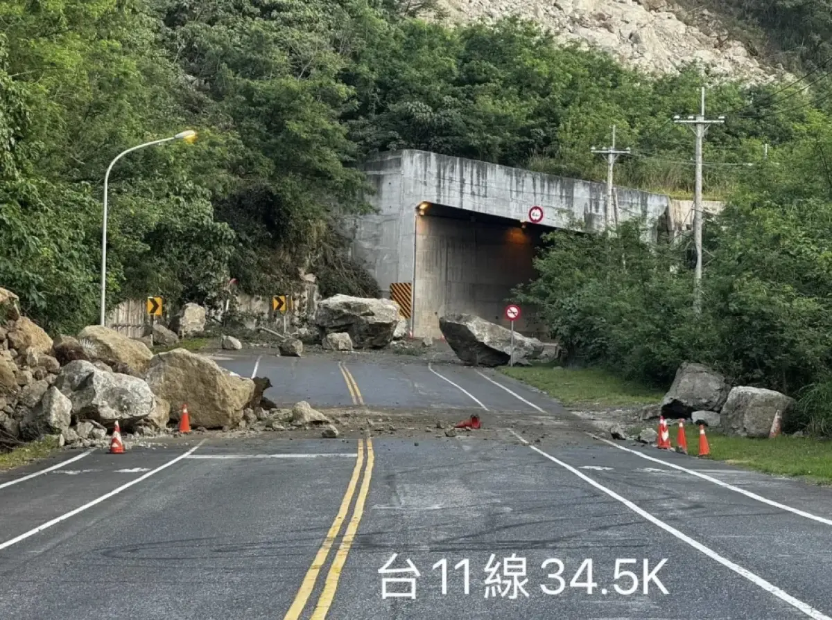 ▲台11線從水璉到磯崎等山區路段出現多處落石、地基掏空，目前多處路段單線搶通。（圖／翻攝畫面）