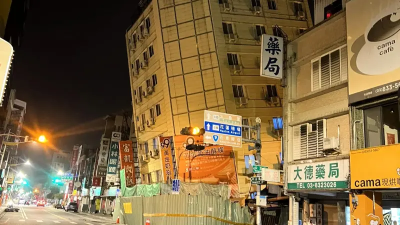 ▲花蓮市富凱大飯店因地震傾斜倒塌，24日晚間8時45分正式開拆。（圖／翻攝花蓮同鄉會）