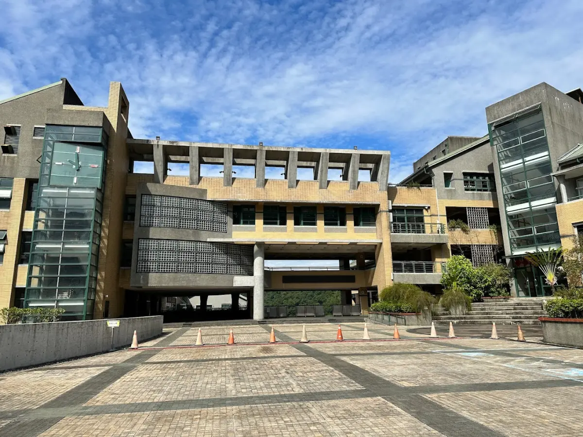 ▲位在文山區的政大附中國中部是台北市26所額滿國中之一，房價5字頭可入住。（圖／翻攝Google評價）