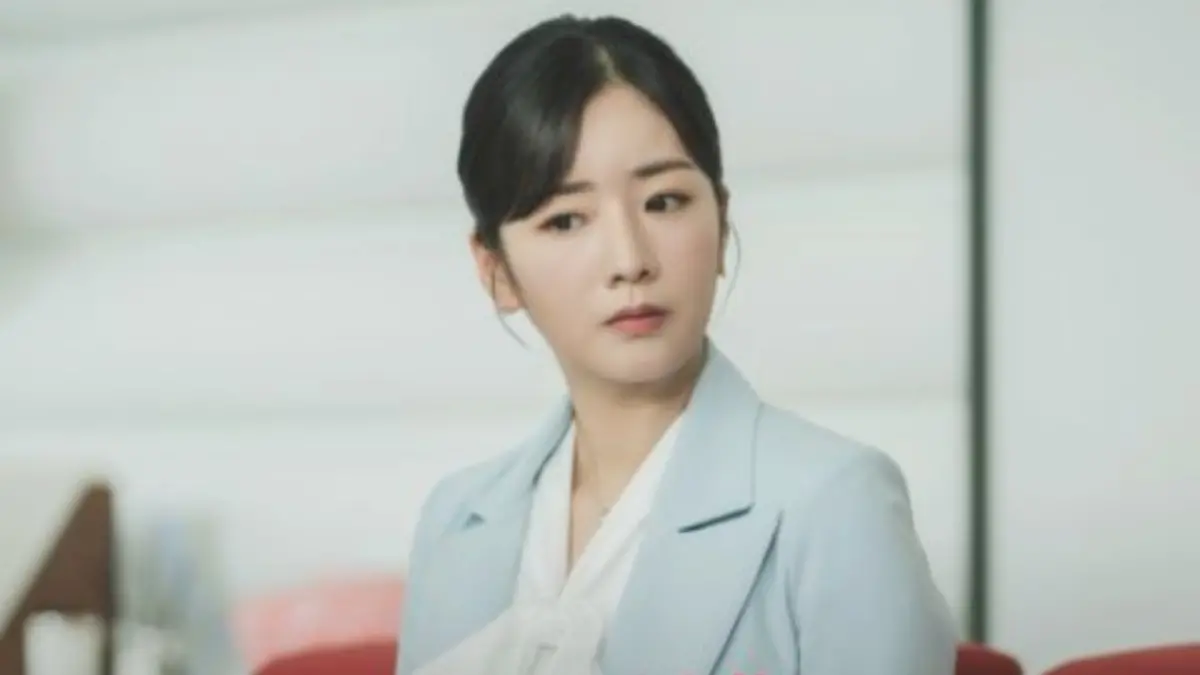 ▲Apink成員尹普美近來在《淚之女王》中飾演金智媛的「羅祕書」，人氣更上一層樓，今（23）日被D社爆出她和大9歲的黑眼必勝成員宋周英已經交往8年。（圖／翻攝自tvN《淚之女王》）