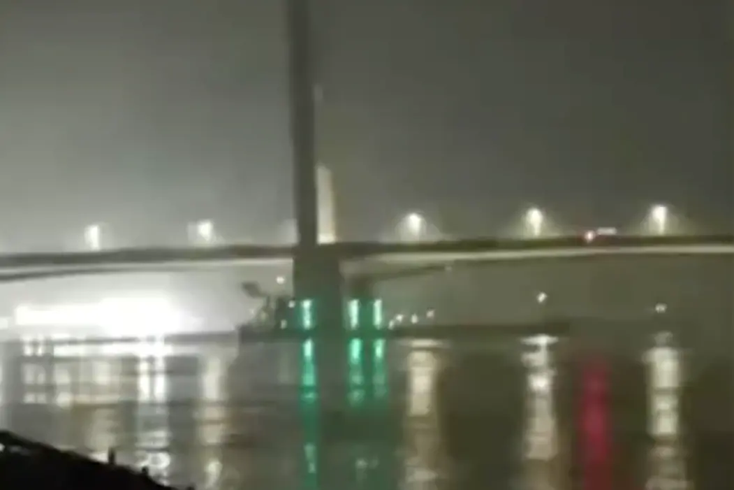 ▲中國廣東佛山市的九江大橋，昨（22）日晚間驚傳防撞墩遭到船隻擦撞，當事船隻在意外發生後沉沒，船上11位船員其中7人獲救、另外4人失蹤。（圖／翻攝自微博）