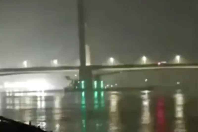 廣東九江大橋被船撞！船隻沉沒釀4人失蹤　17年前曾被撞塌造成8死