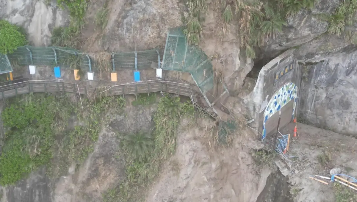 ▲0422花蓮地震全台有感！深夜連2震「最大規模6.3」，花蓮縣豐濱鄉公所曝光「親不知子天空步道」塌了震撼空拍照，大量落石坍方掩埋入口，「玻璃棧道多處破裂、防落石護網損壞斷裂」。（圖／翻攝自花蓮縣豐濱鄉公所FB）