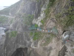 ▲地震頻繁致花蓮「親不知子天空步道」塌了。（圖／翻攝自花蓮縣豐濱鄉公所FB）