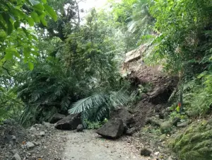 ▲花蓮豐濱鄉磯崎村高山部落往雷達站的唯一道路，多處大型落石坍方中斷，目前搶通中。（圖／翻攝自花蓮最速報FB）