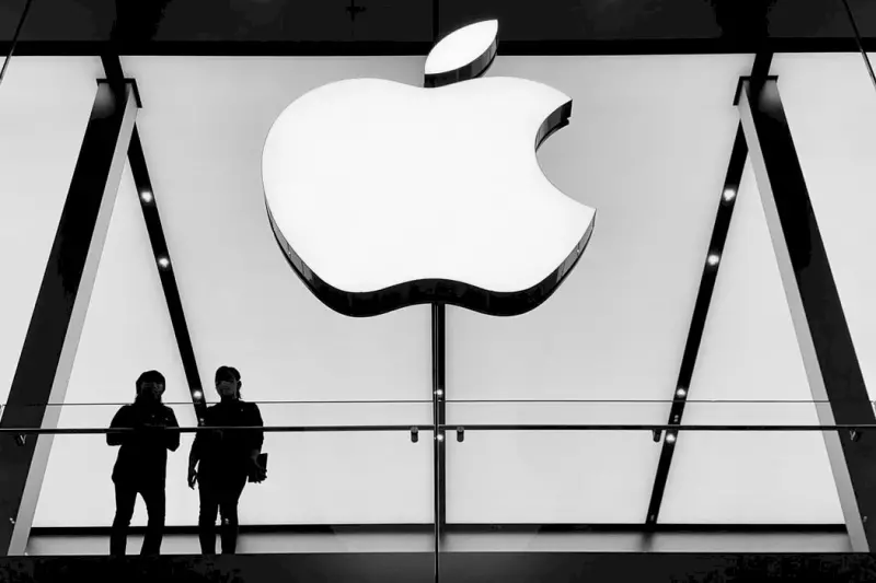▲有消息傳出，蘋果將於2025年開始量產可折疊20.3吋混合型手機，於隔年推出可折疊iPhone。（圖／NOWnews資料照）