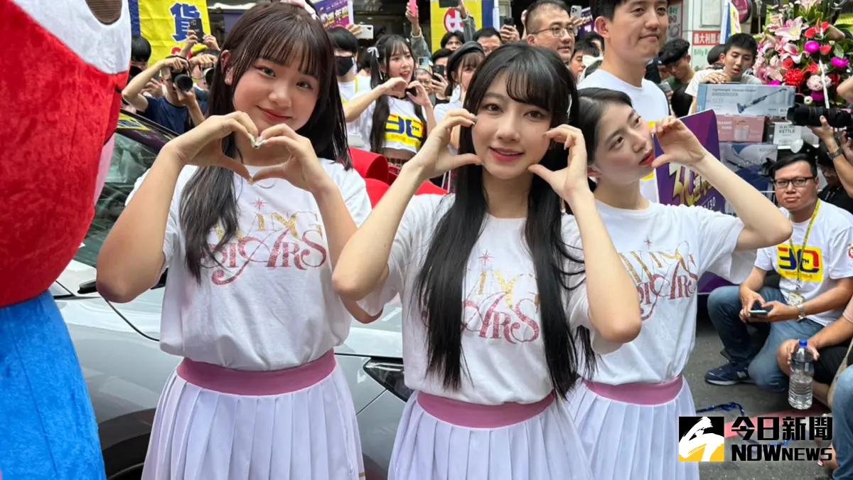 ▲一粒（中）的雙胞胎姊姊在IG上官宣認愛，證實男友就是樂天桃猿捕手宋嘉翔，為此，妹妹一粒則茫然回說：「我也很混亂！」（圖／記者詹鎰睿攝影）