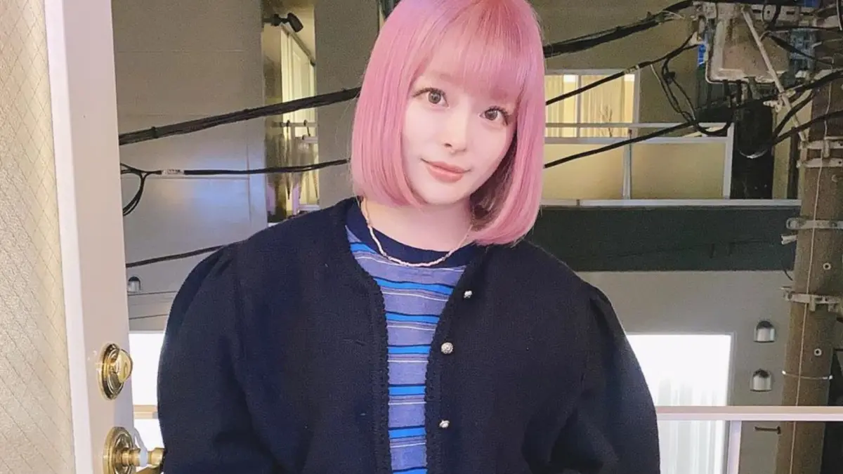 ▲卡莉怪妞曬出兩張搞怪照片，宣布自己的懷孕消息，興奮和寶寶打招呼。（圖／卡莉怪妞IG）