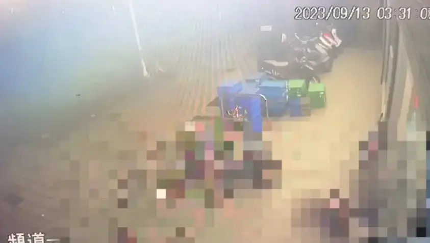 ▲余男因不滿復合不成，遂化身恐怖男友持刀攻擊吳女，導致其身中30多刀，所幸緊急送醫後無生命危險。（圖／翻攝畫面）