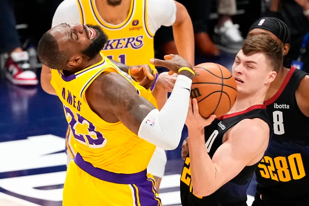 ▲洛杉磯湖人「詹皇」LeBron James對裁判吹罰、NBA回放中心相當不滿，還爆粗口飆罵「他X的愚蠢」。（圖／美聯社／達志影像）