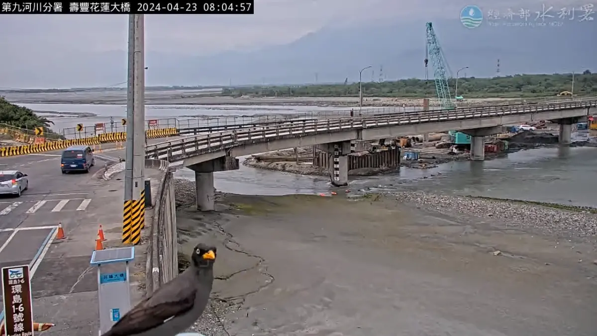 ▲上午8時4分花蓮又再度發生5.8強震，花蓮大橋前有輛銀色轎車在上橋前就感受到強震，隨即停下等待。（圖／取自水利署水利防災組頻道）