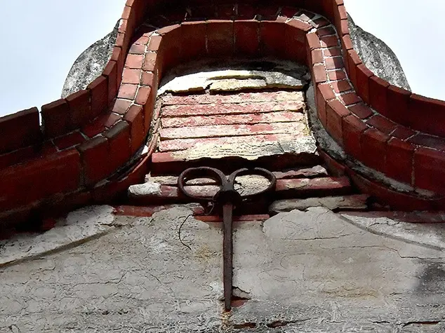 台南古蹟外牆掛「大鐵剪」！萬人驚呆　專家正名曝深意：防範地震