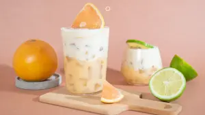 ▲業者將益生菌和無咖啡因茶飲結合,推出「順解ㄦㄦ-柚香菌乳茶」與「激酵ㄦㄦ-蜂凝菌乳茶」新品。(圖/八曜和茶提供) ▲業者將益生菌和無咖啡因茶飲結合,推出「順解ㄦㄦ-柚香菌乳茶」與「激酵ㄦㄦ-蜂凝菌乳茶」新品。(圖/八曜和茶提供)